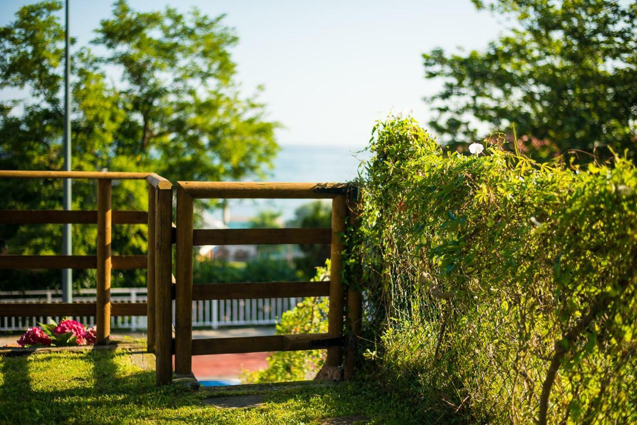Casa De Las Flores - Apartamento Con Jardin Privado Frente A La Playa De Comillas Dış mekan fotoğraf